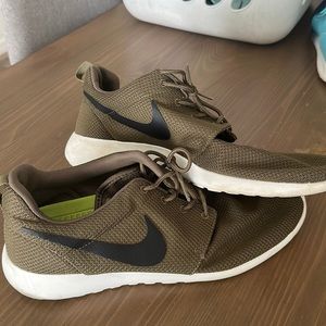 Nike Rosche - Army
